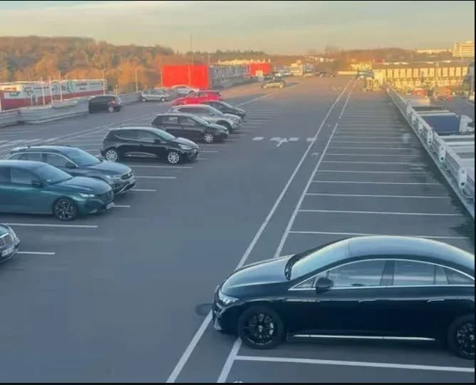 Aperçu d'une navette de transfert et de l'entrée sécurisée du Parking Parkonor23 à l'Aéroport Paris CDG.